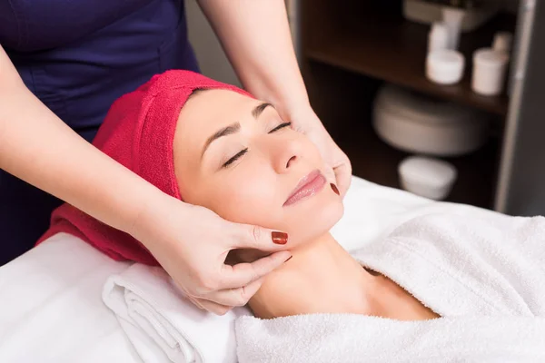 Esteticista Haciendo Masaje Facial Manual Mujer Salón Belleza —  Fotos de Stock