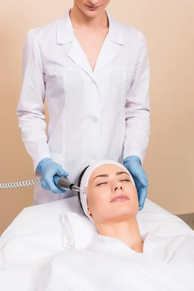 Esteticista Haciendo Darsonvalization Con Equipo Mujer Cara Salón Belleza — Foto de Stock