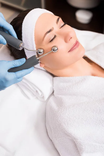 Cosmetologist Fazendo Levantamento Massagem Rosto Mulher Salão Beleza — Fotografia de Stock