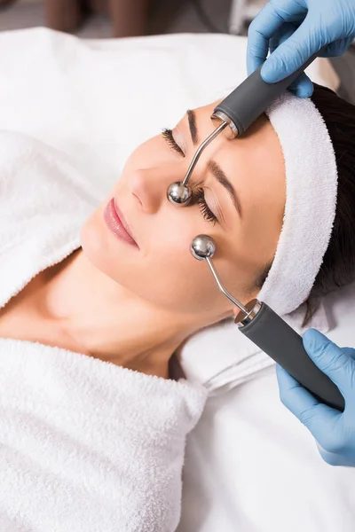 Kosmetolog Gör Lyft Ansiktsmassage Till Kvinna Skönhetssalong — Stockfoto