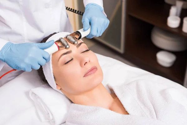 Cosmetologist Fazendo Massagem Facial Por Equipamento Para Mulher Salão Beleza — Fotografia de Stock