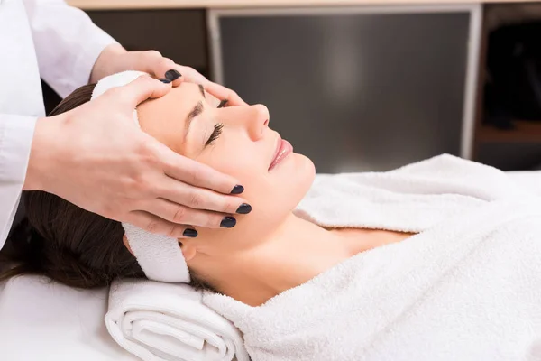 Cosmetologo Che Massaggio Faccia Manuale Donna Salone Bellezza — Foto Stock