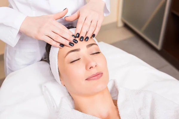 Estetista Facendo Massaggio Facciale Manuale Alla Donna Sdraiata Salone Bellezza — Foto Stock
