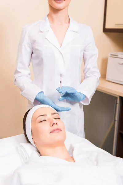 Vrouw Liggend Een Massagetafel Terwijl Schoonheidsspecialiste Voorbereiding Injectie Injectiespuit Salon — Stockfoto