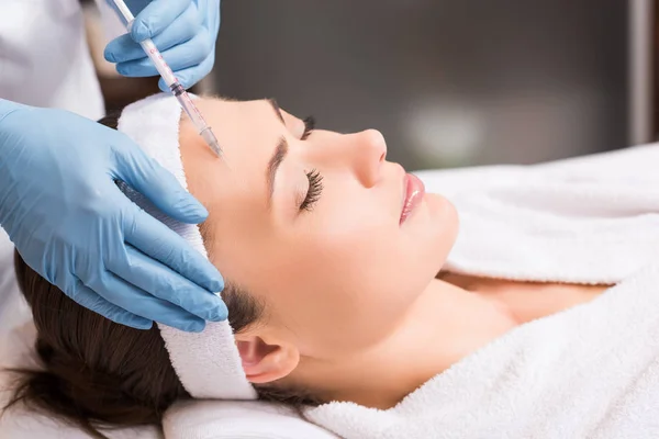 Kosmetolog Att Göra Injektion Till Kvinna Ansiktet Skönhetssalong — Stockfoto