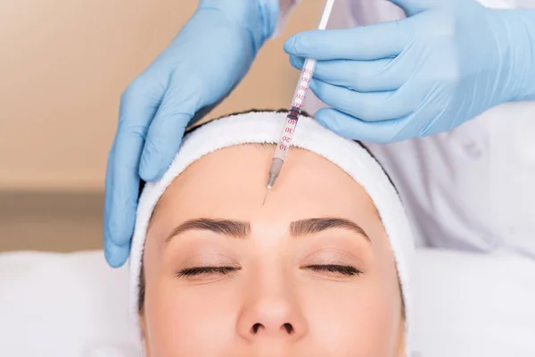 Beskuren Bild Kosmetolog Gör Injektion Kvinna Ansikte Skönhetssalong — Stockfoto