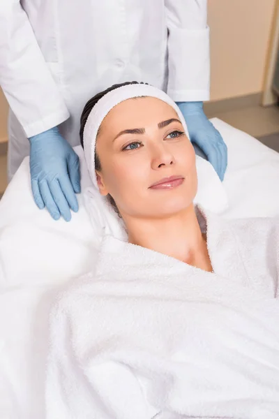 Beautician Standing Woman Laying Beauty Salon — Stock Photo, Image