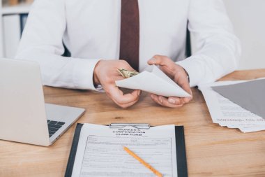 Zarf para ile işyerinde, tazminat kavramı holding işadamı kırpılmış görünümü