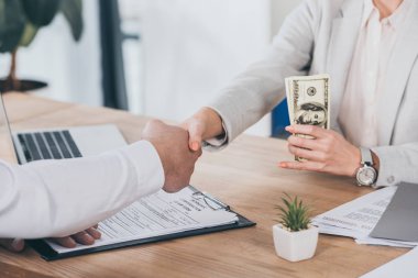 adam elini sıkarken ve nakit işyerinde, tazminat kavramı holding işkadını kırpılmış görünümünü