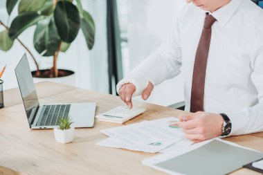 masada oturan ve hesaplama office, tazminat kavramı alçı kırık kol ile işçinin kırpılmış görünümü