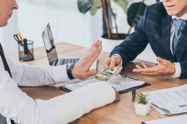 Office, tazminat kavramı mavi ceketli işadamı vererek para reddetme işçi görünümünü kırpılmış