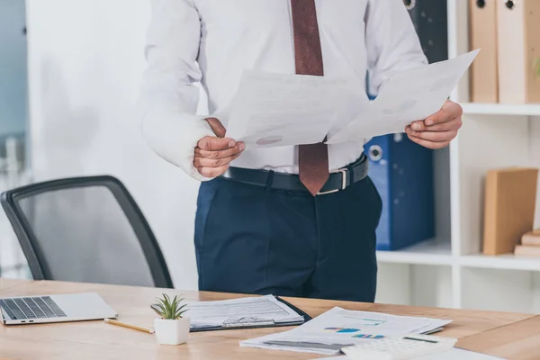 Ausgeschnittene Ansicht Eines Arbeiters Mit Gebrochenem Arm Gips Der Tisch — Stockfoto