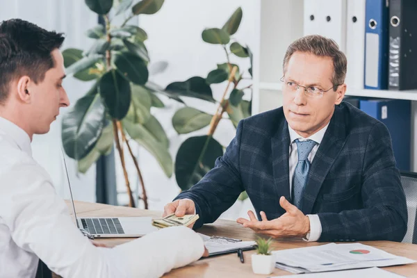 Geschäftsmann Blauer Jacke Sitzt Büro Und Gibt Arbeiter Mit Gebrochenem — Stockfoto