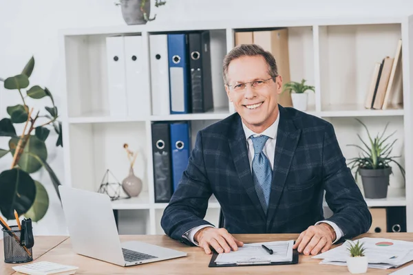 Affärsman Blå Jacka Sitter Vid Bord Med Dokument Och Leende — Stockfoto