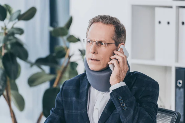 Businessman Neck Brace Talking Smartphone Office Compensation Concept — Stock Photo, Image