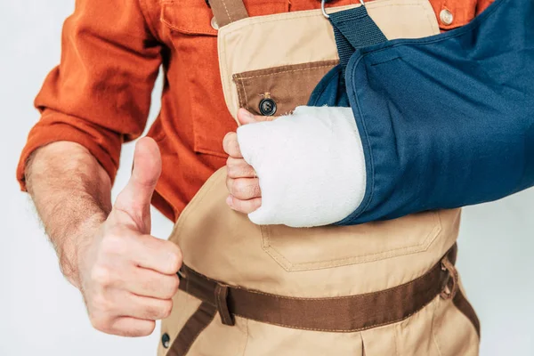 Beskuren Bild Reparatör Med Arm Bandage Visar Tummen Vit Bakgrund — Stockfoto