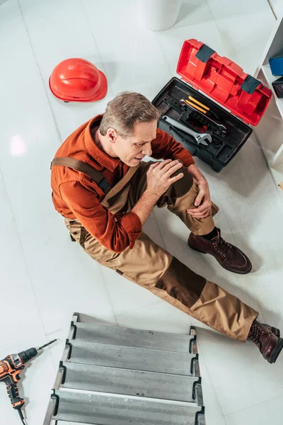 Top View Repairman Sitting Floor Injured Knee Surrounding Equipment Office — Stock Photo, Image
