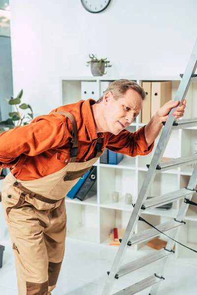 Reparador Pie Sosteniendo Escalera Nuevo Oficina — Foto de Stock