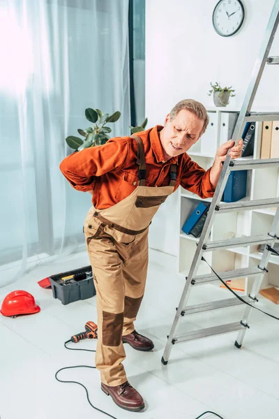 Reparador Mediana Edad Pie Sosteniendo Escalera Nuevo Oficina — Foto de Stock