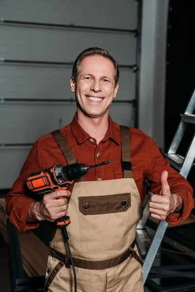 Reparador Pie Con Destornillador Cerca Escalera Sonriendo Mostrando Pulgar Hacia — Foto de Stock