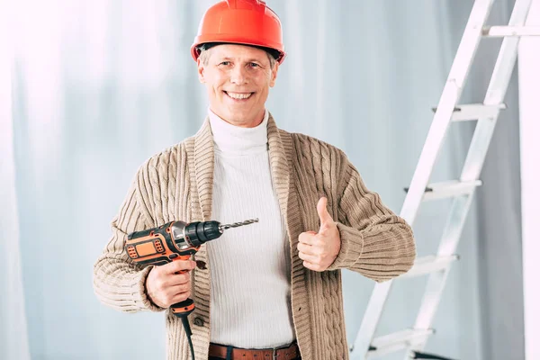 Mann Mittleren Alters Beiger Strickjacke Hält Schraubenzieher Hause — Stockfoto