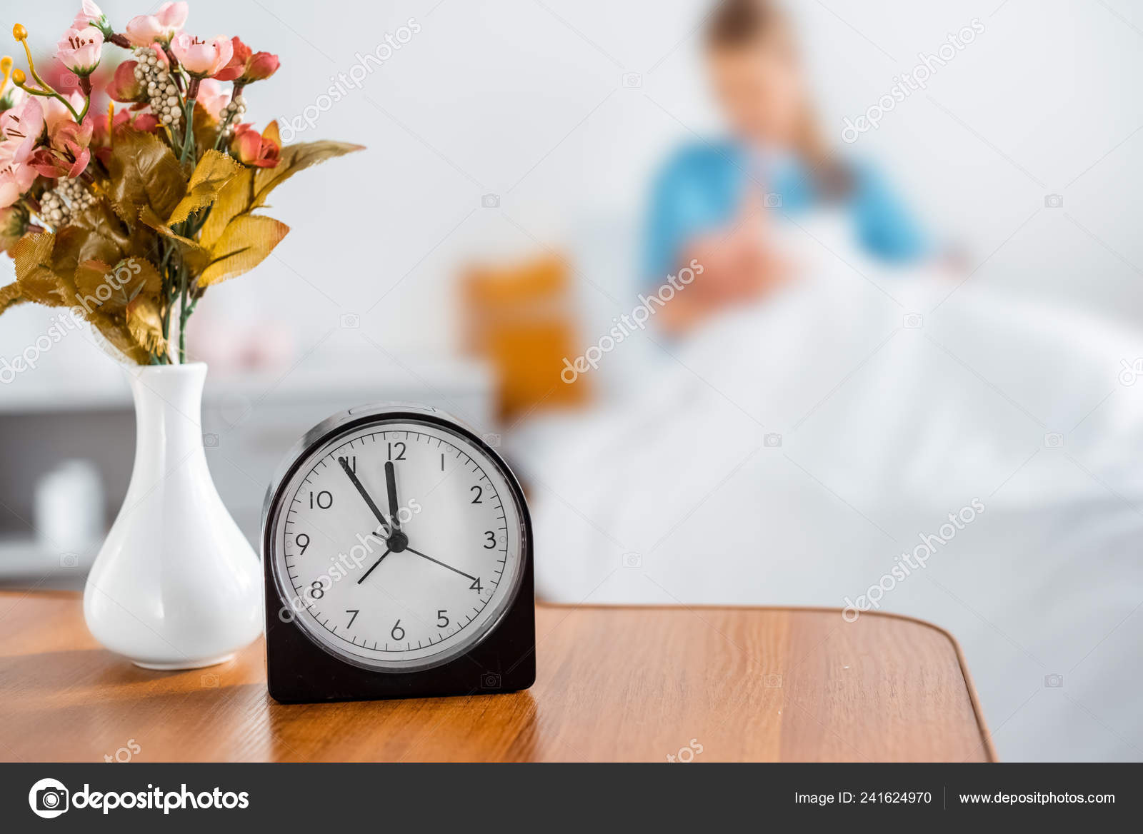 花瓶と病室で後ろに生まれたばかりの赤ちゃんを持つ母親の花 ストック写真 C Igorvetushko