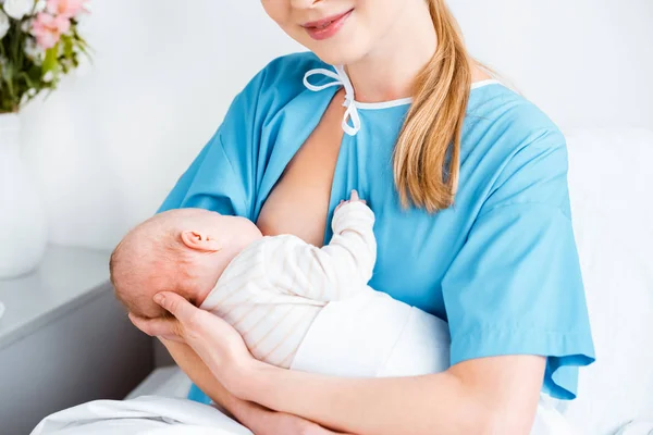Ritagliato Colpo Sorridente Giovane Madre Seduta Letto Allattamento Seno Bambino — Foto Stock