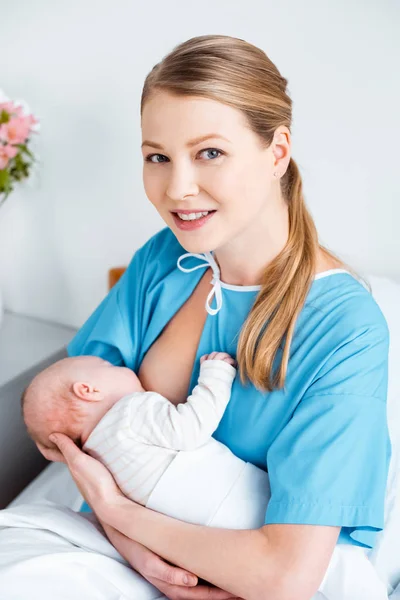 Vue Grand Angle Jeune Mère Heureuse Qui Allaite Nouveau Souriant — Photo