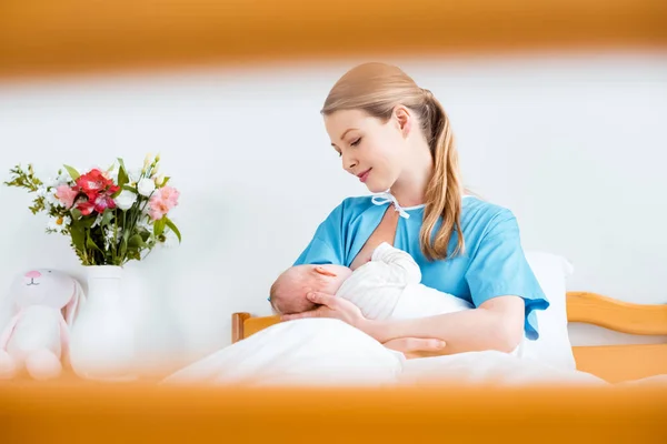 Enfoque Selectivo Madre Joven Feliz Bebé Recién Nacido Lactante Habitación —  Fotos de Stock