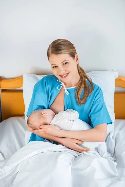 Vista Ángulo Alto Madre Joven Feliz Amamantando Bebé Sonriendo Cámara — Foto de Stock