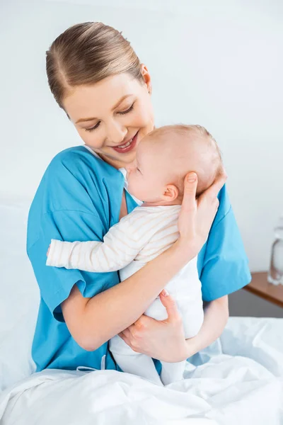 Heureuse Jeune Mère Assise Sur Lit Hôpital Portant Adorable Bébé — Photo