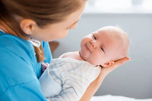 Plan Recadré Jeune Mère Portant Bébé Adorable Dans Chambre Hôpital — Photo