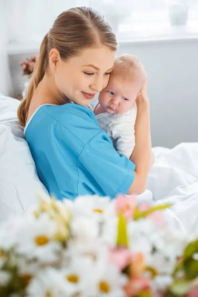 Selektiver Fokus Einer Glücklichen Jungen Mutter Die Auf Dem Krankenhausbett — Stockfoto