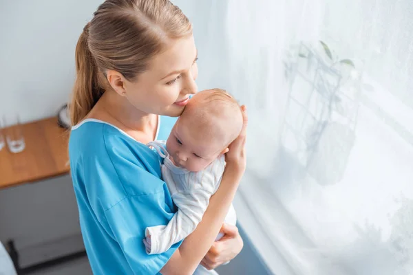 Vista Ángulo Alto Feliz Madre Joven Pie Con Adorable Bebé — Foto de Stock