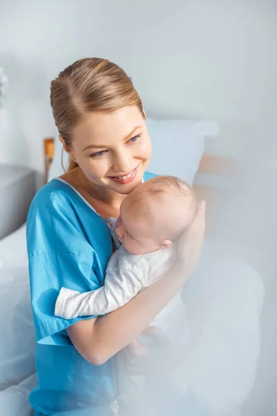 Visão Alto Ângulo Sorrir Jovem Mãe Segurando Bebê Adorável Quarto — Fotografia de Stock