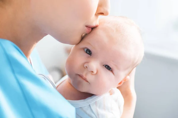 Cortado Tiro Jovem Mãe Beijando Adorável Bebê Olhando Para Câmera — Fotografia de Stock