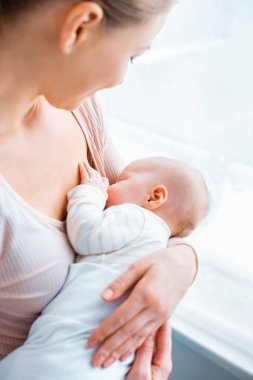 Genç anne emzirme bebek evde çekim kırpılmış