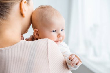 arkadan görünüşü Genç Anne taşıma bebek evde