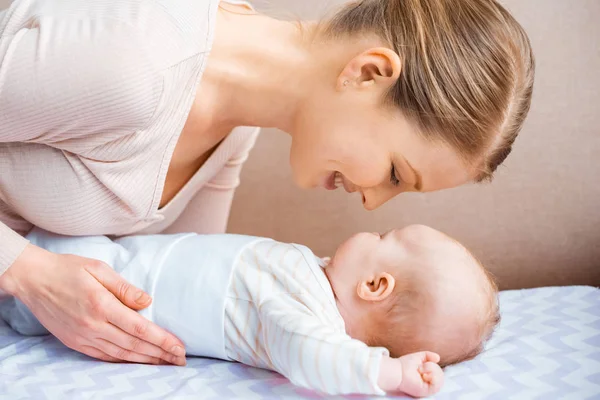 Visão Lateral Jovem Mãe Feliz Olhando Para Criança Adorável Deitada — Fotografia de Stock