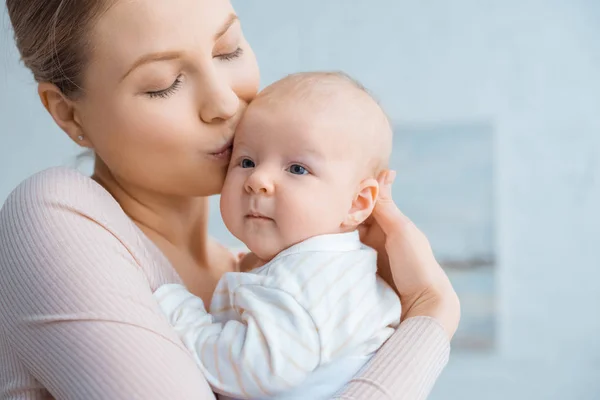 Feliz Jovem Mãe Beijando Bebê Bebê Adorável Casa — Fotografia de Stock