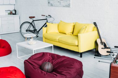 beanbag sandalye, kanepe ve sehpa ile birlikte geniş bir şekilde döşenmiş oturma odası