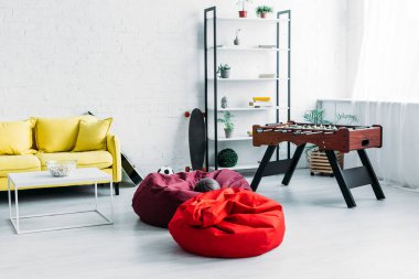 geniş oturma odası beanbag sandalye ile döşenmiş kanepe ve futbol tablo