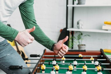 adam futbol tablo tarafından ayakta ve başparmak tutarak kısmi görünümü 