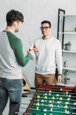 futbol tablosu tarafından ayakta ve bira şişesi tungur çok kültürlü arkadaşlar