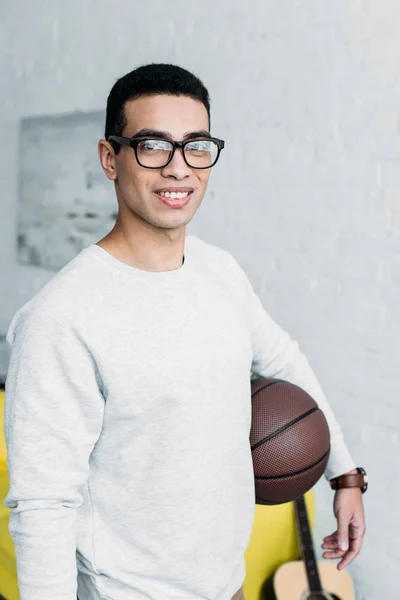 Joven Hombre Raza Mixta Sudadera Blanca Gafas Sosteniendo Pelota Mirando — Foto de Stock