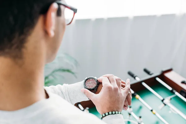 Recortado Vista Del Hombre Comprobar Tiempo Reloj Pulsera Mientras Está —  Fotos de Stock