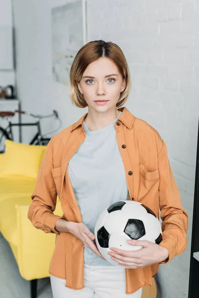 Schöne Junge Frau Orangefarbenem Hemd Mit Fußballball — Stockfoto