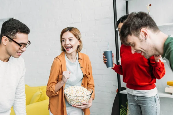 Felices Amigos Multiculturales Sonrientes Charlando Amplia Sala Estar — Foto de Stock