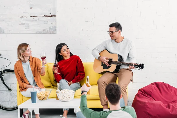 Guapo Joven Mestizo Hombre Raza Mixta Tocando Guitarra Acústica Para — Foto de Stock