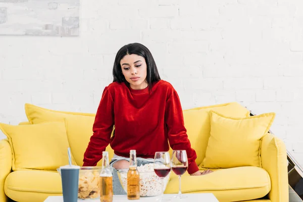 Pretty African American Girl Sitting Yellow Sofa Table Drinks Snacks — Stock Photo, Image